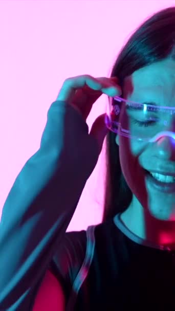 Futuristisch Studioportret Met Neonlichten Die Een Sensuele Niet Binaire Persoon — Stockvideo