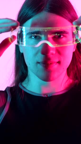 一个变性人的带有霓虹灯的未来画室肖像 展示了一个放大的现实护目镜 — 图库视频影像