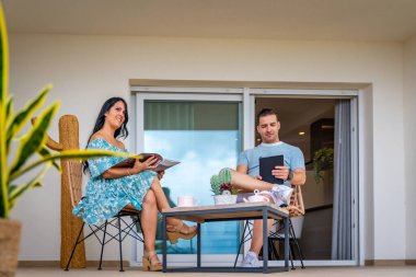 Bir çiftin terasta kahve içip kitap okuduğunu hayal ediyorum.