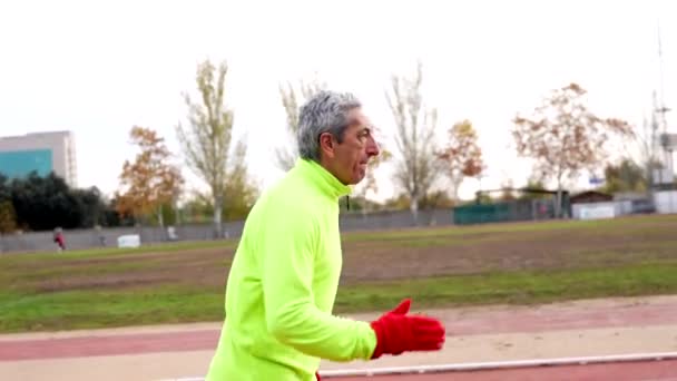 Sidevisning Bilde Med Kopiering Plass Senior Mann Sprinting Atletisk Felt – stockvideo