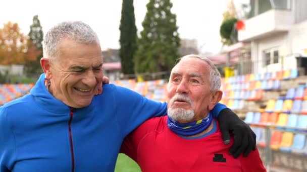 Rentner Drei Männer Wärmen Sich Gemeinsam Auf Einem Leichtathletikplatz Auf — Stockvideo