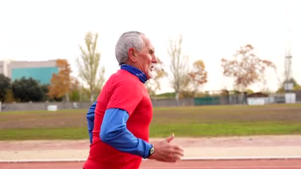 Widok Boku Zdjęcie Kopią Miejsca Starszego Mężczyzny Biegnie Boisku Sportowym — Wideo stockowe