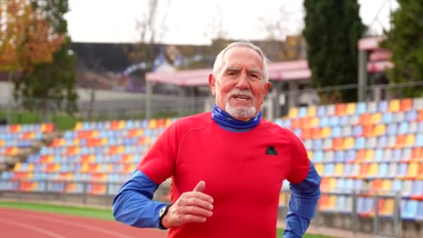 Portrét Unaveného Staršího Sportovního Muže Který Vypadá Hrdě Poté Běžel — Stock video