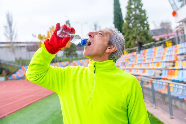 Maduro Esportivo Homem Beber Água Depois Correr Uma Pista Inverno — Fotografia de Stock