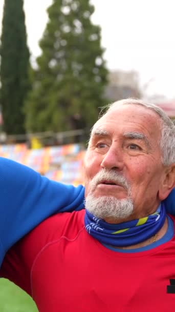 Anciano Retirado Tres Hombres Calentándose Campo Atletismo Juntos — Vídeo de stock