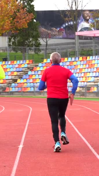 Visszapillantás Három Öreg Sportolóra Akik Egy Atlétikai Fordulóban Futnak — Stock videók
