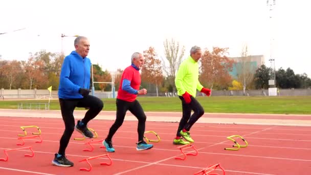 Sportieve Senior Die Startblokken Plaatst Een Atletiekbaan Winter — Stockvideo
