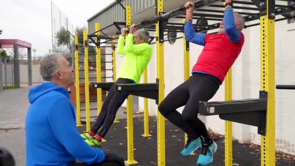 Rentnergruppe Reifer Männer Plaudert Entspannt Auf Einem Sportplatz Freien — Stockvideo