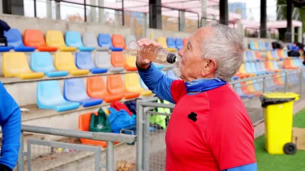 Retrato Close Velho Homem Sedento Bebendo Água Depois Correr Uma — Vídeo de Stock