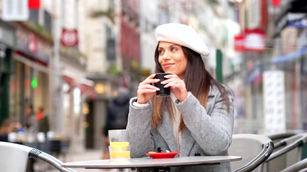 Mujer Estilo Francés Sonriendo Mirando Hacia Otro Lado Sentada Una — Vídeos de Stock
