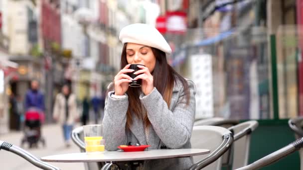 Mulher Estilo Francês Sorrindo Olhando Para Longe Sentado Uma Cafetaria — Vídeo de Stock