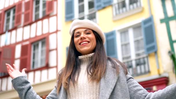 Stilvolle Touristen Genießen Lächelnd Durch Eine Stadt Spazieren Und Die — Stockvideo