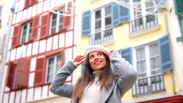 Stylish Tourist Enjoying Walking City Smiling Raising Arms Freely — Stock Video