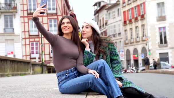 Vídeo Vertical Dos Amigos Elegantes Tomando Una Selfie Sentados Una — Vídeos de Stock