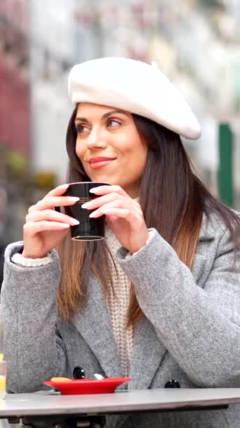 フランスのスタイルの女性は 屋外のカフェテリアに座って離れて見ている笑顔 — ストック動画