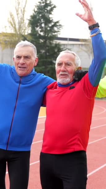 Senior Groep Van Vrienden Gebaren Succes Het Lopen Een Atletische — Stockvideo