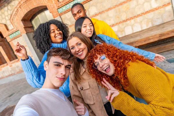 Prospettiva Personale Gruppo Diversi Amici Adolescenti Che Fanno Selfie Strada — Foto Stock