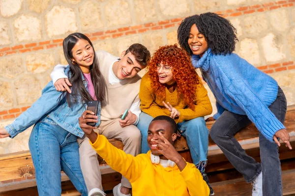 Raffreddare Gruppo Diversificato Amici Adolescenti Prendendo Selfie Insieme Seduti Una — Foto Stock