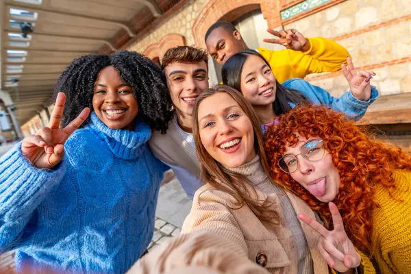 Amici Che Tirano Facce Mentre Scattano Selfie Città — Foto Stock