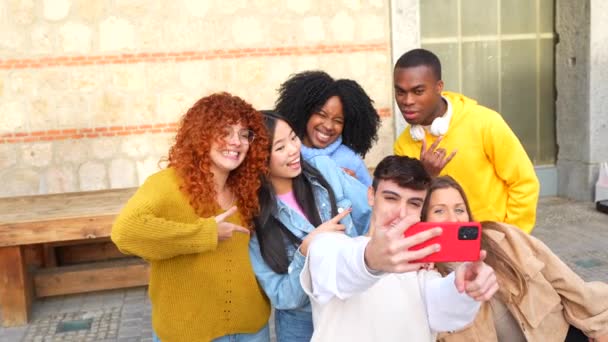 Perspectiva Personal Grupo Diversos Amigos Adolescentes Tomando Una Selfie Calle — Vídeo de stock