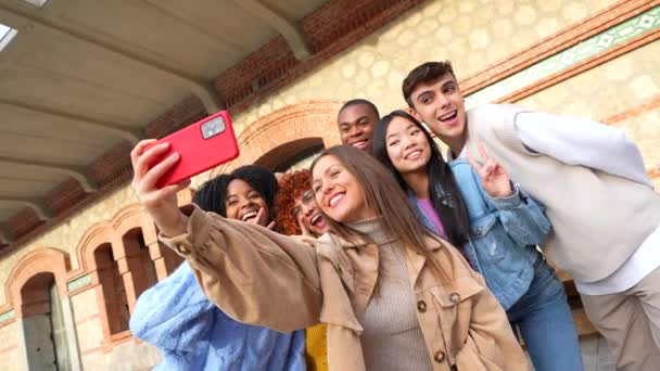 Amigos Tirando Caras Mientras Toman Una Selfie Ciudad — Vídeo de stock