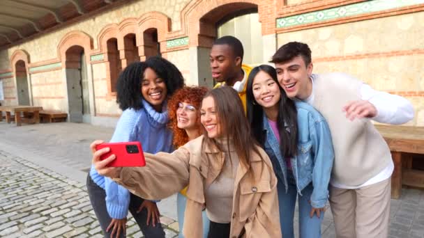 Молоді Різноманітні Друзі Жестикулюють Успіх Приймаючи Селфі Міській Вулиці — стокове відео