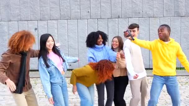 通りの楽しい多民族と多様な友人の無料スタイルのダンス — ストック動画