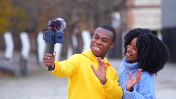 Des Jeunes Africains Souriants Gestuels Gagnent Enregistrant Une Vidéo Dans — Video
