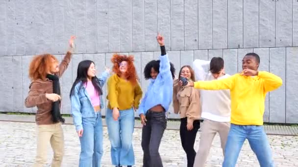 多民族快乐的朋友在城市里欢欢喜喜地跳舞 — 图库视频影像