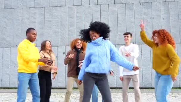 Mujer Bailando Levantando Brazos Medio Amigos Multiétnicos Calle — Vídeo de stock