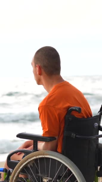 Retrato Uma Pessoa Com Deficiência Costas Uma Cadeira Rodas Praia — Vídeo de Stock
