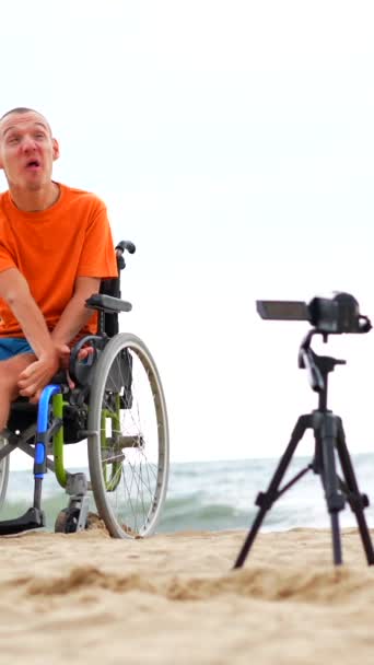 Portret Osoby Niepełnosprawnej Wózku Inwalidzkim Plaży Nagrywający Bloga Wideo — Wideo stockowe