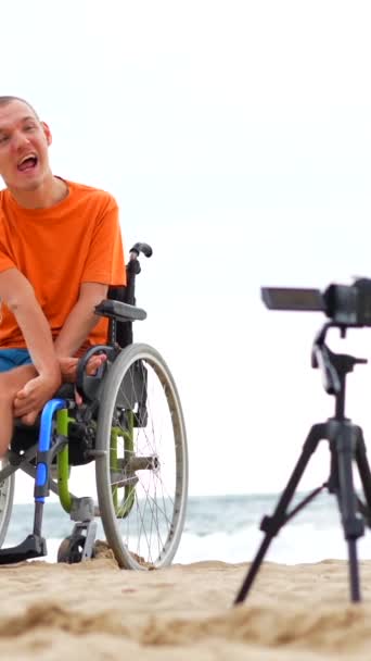 Retrato Uma Pessoa Com Deficiência Uma Cadeira Rodas Gravando Videoclipe — Vídeo de Stock
