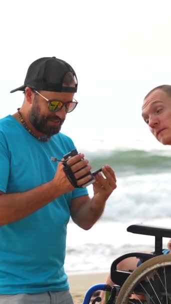 Osoba Zdravotním Postižením Invalidním Vozíku Pláži Přítelem Který Bere Selfie — Stock video