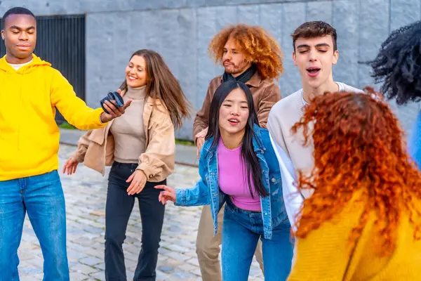 Gruppo Amici Giovani Multietnici Che Ascoltano Musica Ballano Strada — Foto Stock