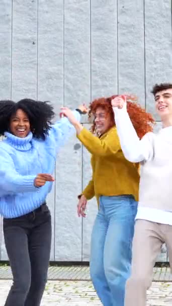 Diversos Multi Étnicos Amigos Comemorando Dançando Rua — Vídeo de Stock