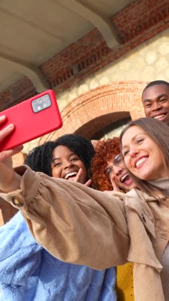 Vänner Som Drar Ansikten Medan Tar Selfie Staden — Stockvideo