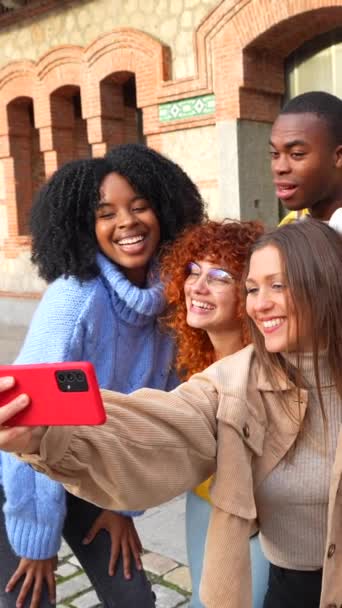 Unga Mångsidiga Vänner Gestikulerar Framgång Medan Tar Selfie Stadens Gata — Stockvideo
