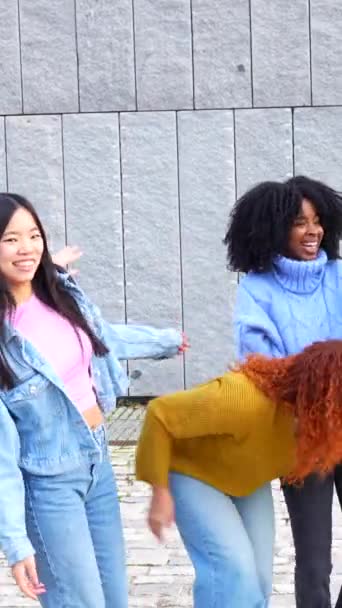 Danse Style Libre Joyeux Amis Multiethniques Divers Dans Rue — Video