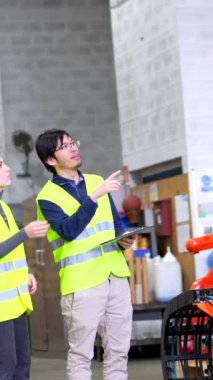 İki çok ırklı mühendis robotik silah üretimi fabrikasına giriyor.