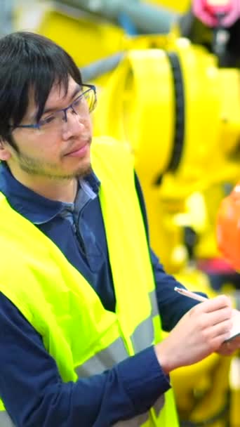 自动化制造厂装配线工业机器人经理 — 图库视频影像