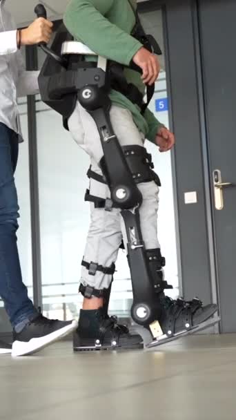 Μηχανικός Εξωσκελετός Φυσιοθεραπευτής Αναγνωρίσιμο Άτομο Ρομποτικό Σκελετό Φυσιοθεραπεία Σύγχρονο Νοσοκομείο — Αρχείο Βίντεο