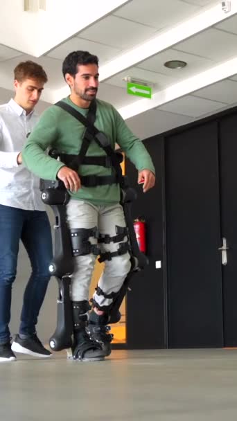 Exoesqueleto Mecânico Fisioterapeuta Andando Com Pessoa Com Deficiência Com Esqueleto — Vídeo de Stock