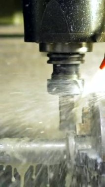Sayısal kontrol sektöründeki metal fabrikasındaki makineler, metali sıvı soğutucu ile kesen yüksek teknolojili değirmen makineleri..