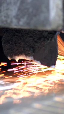 Sayısal kontrol sektöründeki metal fabrikasının makineleri, metal testeresi.