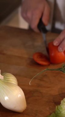 Sevgililer Günü 'nde sevgilisinin mutfağında kız arkadaşına salata hazırlayan genç bir adamın ayrıntıları. 4k video