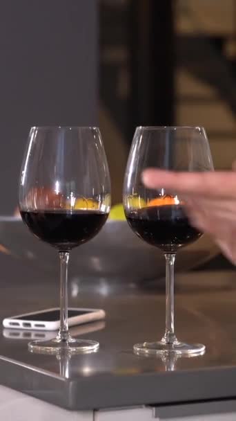 Två Unga Människor Med Ett Glas Vin Romantisk Kväll Köket — Stockvideo