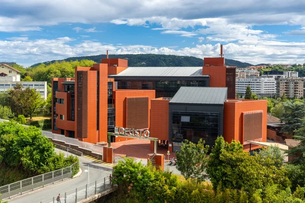 Gipuzkoa, San Sebastian şehrinde yaz mevsiminde Deusto Üniversitesi binası. Bask Ülkesi