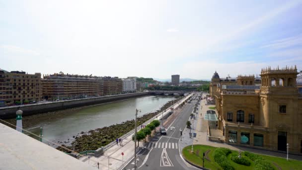 ウルメア川とサン セバスチャン市の建物の空中観察 バスクの国 高品質の4K映像 — ストック動画