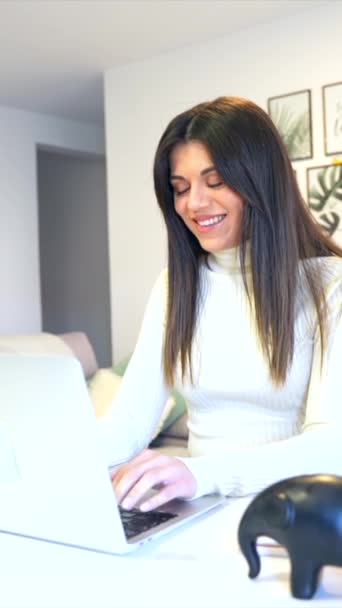 Επιχειρηματίας Που Εργάζεται Έναν Υπολογιστή Χαμογελώντας Επιχείρηση Γραφείο Στο Σπίτι — Αρχείο Βίντεο